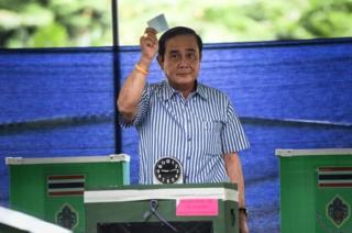 พล.อ.ประยุทธ์ โชว์บัตรลงเสียงประชามติรับร่างรัฐธรรมนูญ