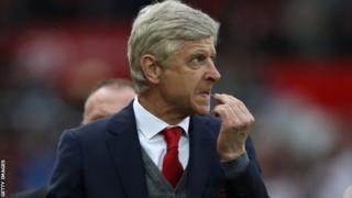Wenger arahayagiza abakinyi biwe mu rukino rwabahuje na Liverpool aho banganije ibitego 3-3
