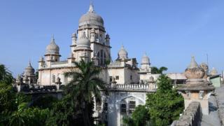 उसमान अली ख़ाँ के शासन काल (1911) में स्थापित उसमानिया जनरल अस्पताल जो एक आधुनिक स्वास्थ्य केंद्र के साथ-साथ स्थापत्य कला का भी नायाब नमूना है