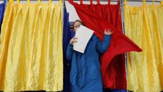 Женщина на избирательном участке в Румынии