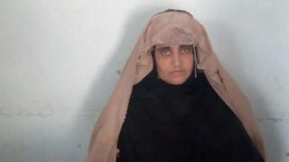 Sharbat Gula durante su arresto