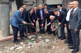 CHP heyeti Dört Ayaklı Minare'ye karanfil bıraktı