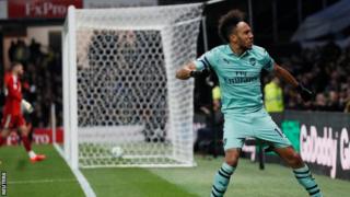 Pierre Emerick Aubameyang akisherehekea bao lake