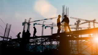 Funcionários trabalham em obra