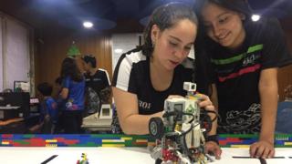 Dos estudiantes de Robotecnia.