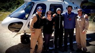 Кристал Рамирес (слева), Хантер Уитсон (в) и Кертис Уитсон (справа) со спасательной командой после их тяжелого испытания