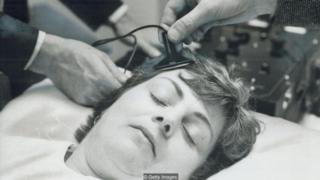 Mujer con electrodos
