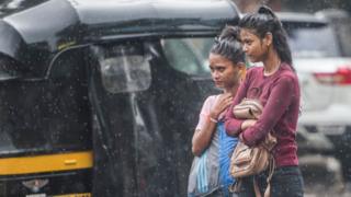 பெருமழையால் சிக்கி தவிக்கும் மும்பை - தற்போதைய நிலை என்ன?