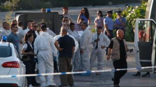 Police and forensics experts fo where di thing happen