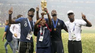 Paul Pogba akisherehekea ushindi na mama yake Yeo Pogba na ndugu zake Florentin Pogba na Mathias Pogba