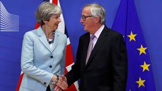 İngilter Başbakanı Theresa May ve Avrupa Komisyonu Başkanı Jean-Claude Juncker