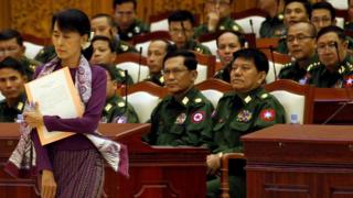 ၂၀၁၂ ခုနှစ်တုန်းက လွှတ်တော်မှာ ကျမ်းသစ္စာကျိန်ဆိုဖို့ လာရောက်ခဲ့တဲ့ ဒေါ်အောင်ဆန်းစုကြည်