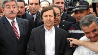 Said Bouteflika (hagati) abonwa ko ari we yatwara igihugu kuva mwenewabo akitswe n'amagara mu mwaka wa 2013