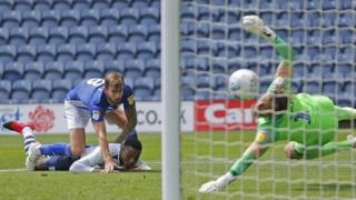 Peniad Joe Ralls a sicrhaodd y gôl gyntaf i Gaerdydd