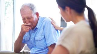 Молодой врач разговаривает с пожилым пациентом о своей неизлечимой болезни