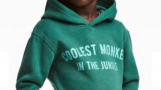 Una imagen de la sudadera de H&M criticada en Sudáfrica (Foto: H&M)