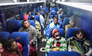 emigrantes venezolanos en un bus camino a la frontera entre Ecuador y Perú.