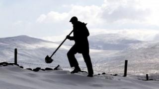 Gareth Wyn Jones, yn palu yn yr eira