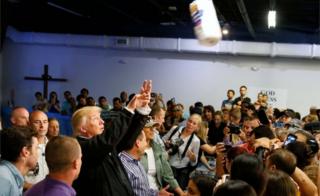 Трамп бросает рулоны бумажных полотенец в толпу