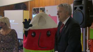 Carwyn Jones a Mr Urdd