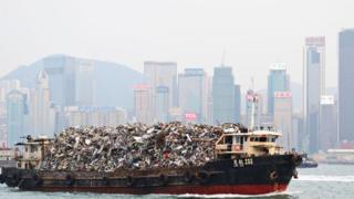 Barco transporta lixo em Hong Kong