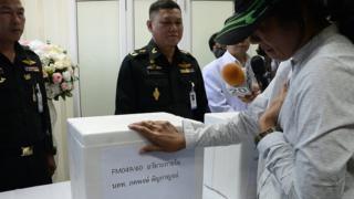 ครอบครัวของน้องเมยเดินทางรับอวัยวะภายในของน้องเมย