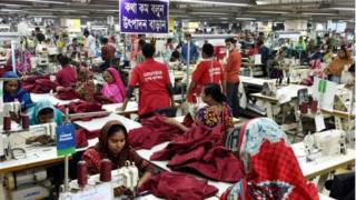একটি কারখানায় কাজে ব্যস্ত শ্রমিকেরা। (ফাইল ফটো)
