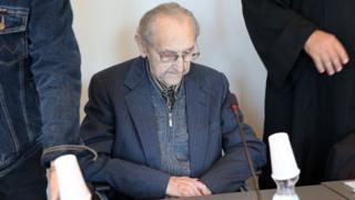 Бывший медик СС Юберт Зафке, 95 лет, обвиняемый в пособничестве 3681 убийству в Освенциме в 1944 году, присутствует на его судебном заседании 12 сентября 2016 года в суде в Нойбранденбурге