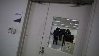 Охранники видели через окно двери в Иммиграционном центре Восточной Японии