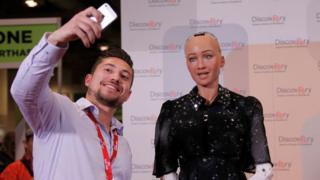 Robô humanoide Sophia em exposição em Toronto, no Canadá