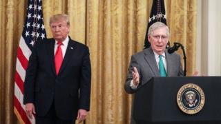Tổng thống Donald Trump và lãnh đạo đa số Thượng viện Mitch McConnell (phải) đều là thành viên của Đảng Cộng hòa