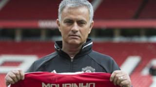 Jose Mourinho lokacin da Man United ta dauke shi koci