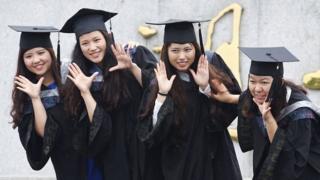 Para perempuan China berpose untuk foto wisuda.