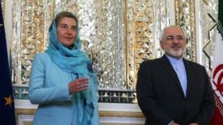 Uwujejwe imigenderanire mw'ishirahamwe ry'ubumwe bwa Buraya Federica Mogherini ari kumwe n'umushikiranganji w'imigenderanire wa Iran Mohammad Javad Zarif mu kwezi kwa kane 2016