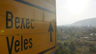 Placa indica a cidade de Veles