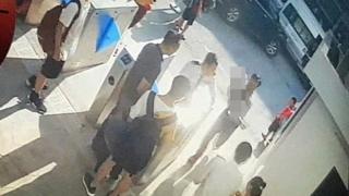 Ảnh chụp màn hình camera quay lúc cháu L. được một người đàn ông đưa vào trong trường sau khi được phát hiện trong ô tô