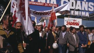 1989年5月20日。競選期間,團結工會在格但斯克集會抗議碼頭關閉