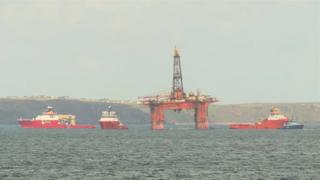 An Transocean Winner agus bàtaichean-slaodaidh sa Loch a Tuath