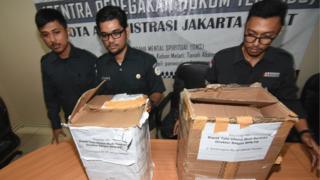 Dua kotak kardus berisi formulir C1 yang ditemukan polisi di Menteng, Jakarta Pusat