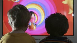 niños viendo dibujos animados