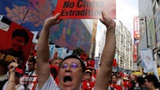 :ovek na protestu u Hong Kongu