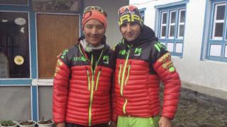 斯特克(Ueli Steck;右)在盧卡拉鎮與夏爾巴人Tenjiing(左)合照(18/4/2017)