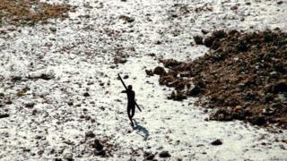 Andaman Adası'ndaki yerli kabileler dış dünyadan tamamen izole bir hayat yaşıyor.