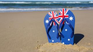 Сандалии австралийского флага на пляже