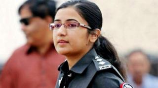 పాక్ లేడీ పోలీస్
