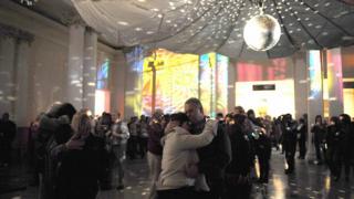 Gente bailando en parejas en la Noche de la Nostalgia en Maroñas.