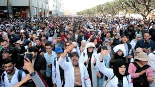 معظم المتظاهرين من العاملين بعقود مؤقتة ويطالبون بتحسين ظروف العمل