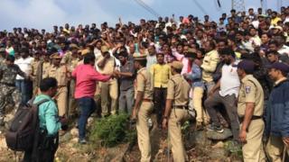 என்கவுன்டர் இடத்தில் குழுமியுள்ள மக்கள்