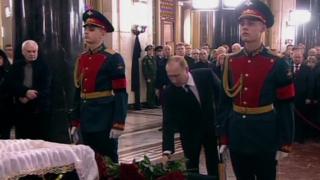 Mr Putin na cikin mutanen da suka sanya fure a kan kawatin gawar Karlov
