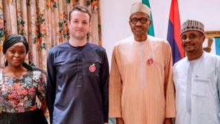 Shugaba Buhari tare da tawagar BBC.